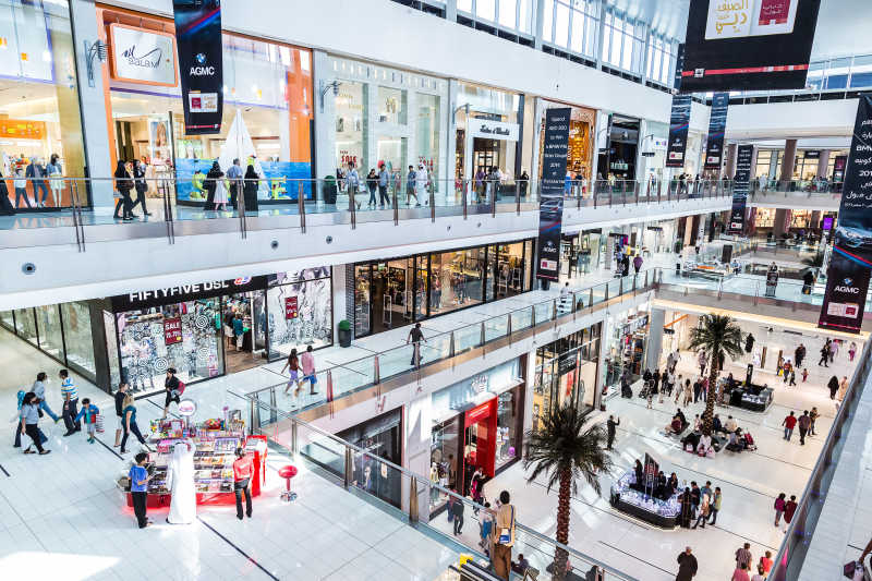 在迪拜购物中心的购物者