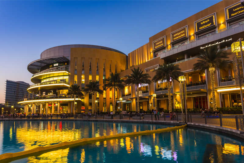 迪拜全球最大的购物中心的夜景