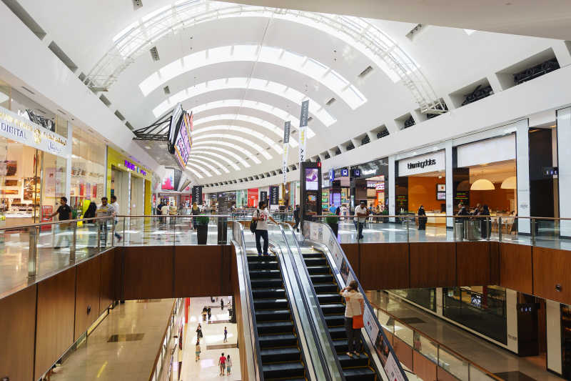 迪拜购物中心自动扶梯和超市景色