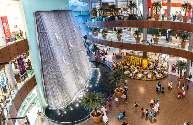 迪拜大型室内购物中心瀑布场景