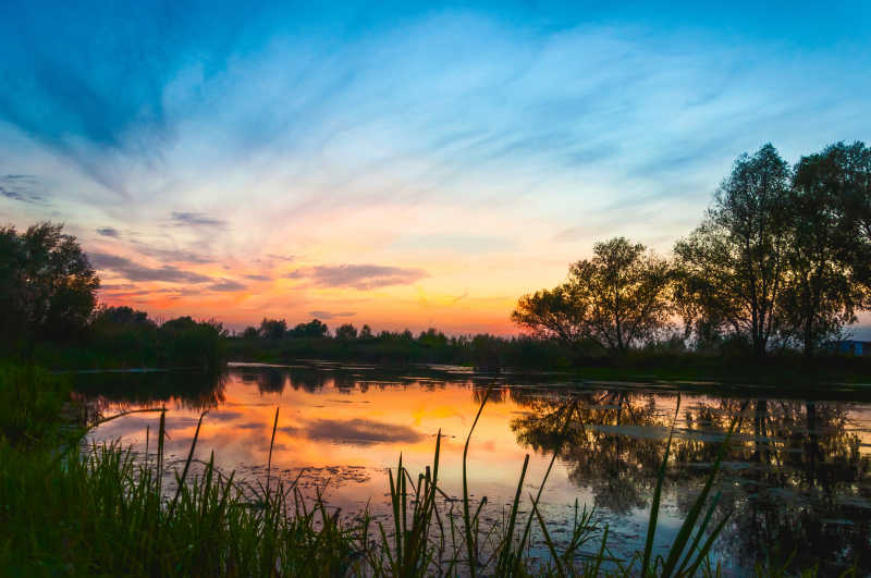 宁静河流的阳光照耀着