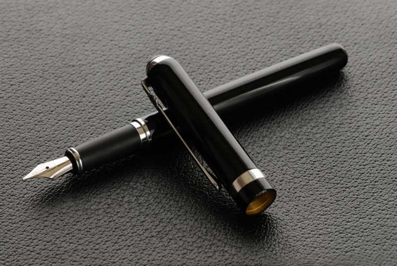 黑色商务钢笔