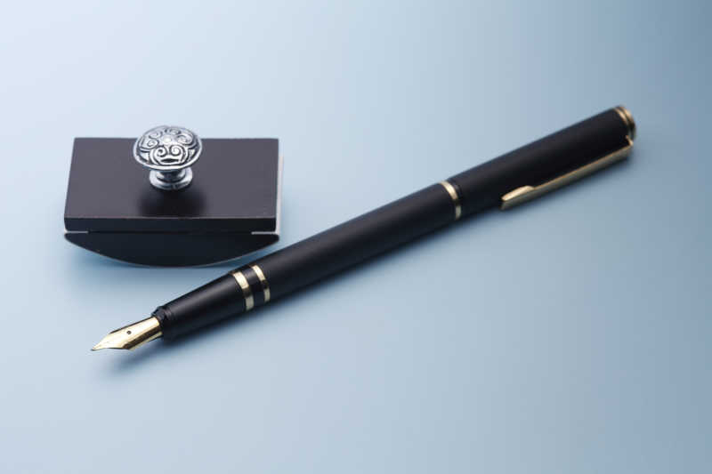 墨水井和钢笔的特写