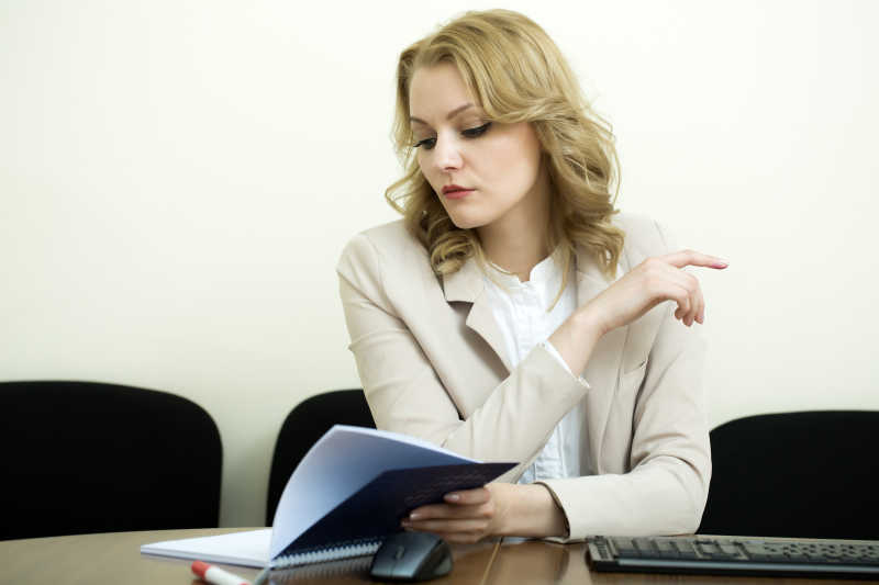 办公看文件的女商人