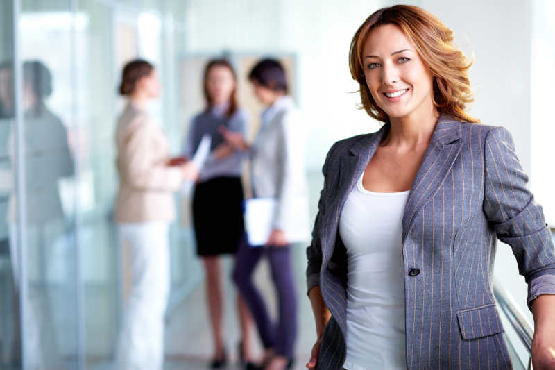 现代办公室自信微笑的成功女商人