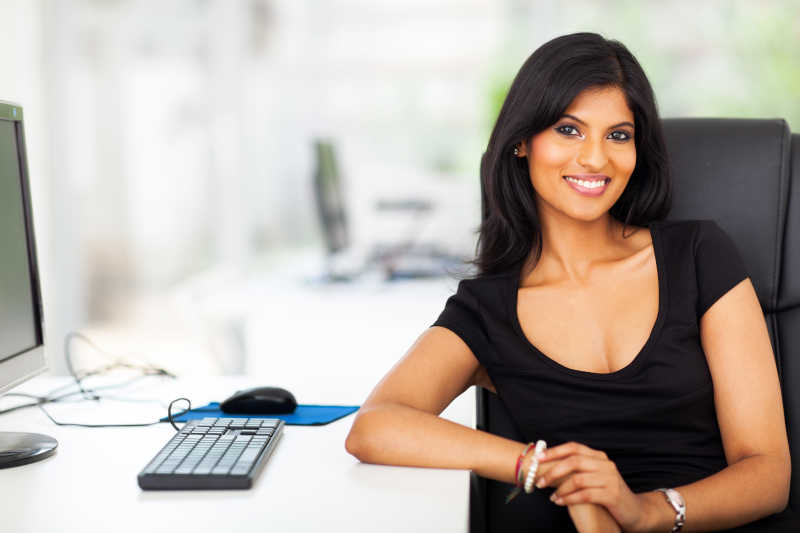 现在办公椅上的女商人