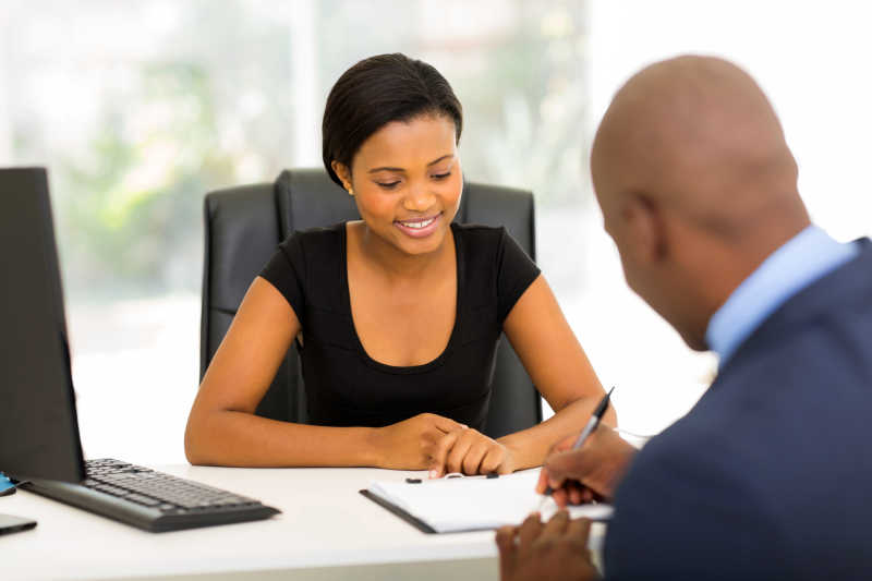 两个愉快签订合同的商人