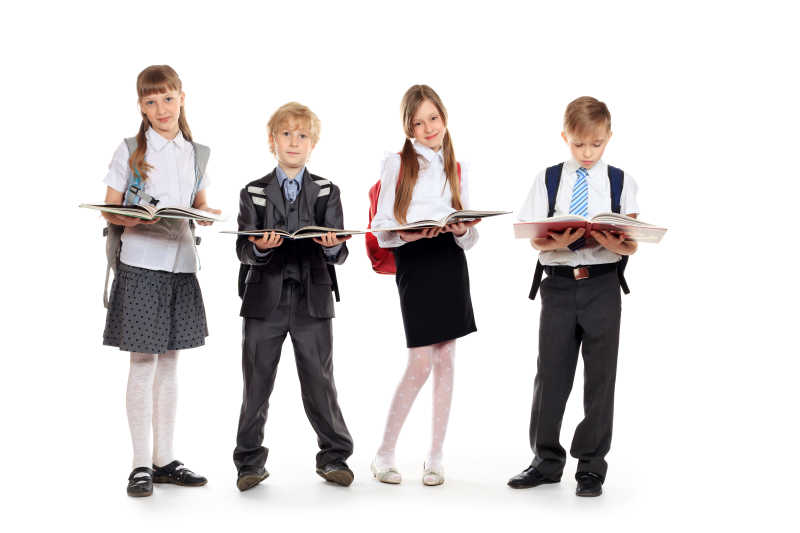 背着书包抱着书本的学生