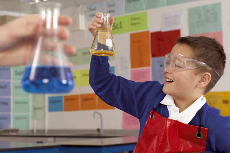 做实验的小男孩