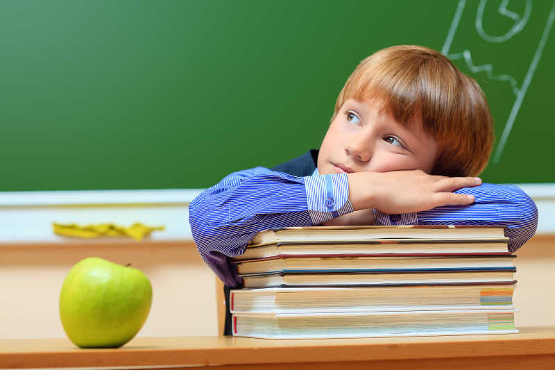 趴在书本上的小男孩