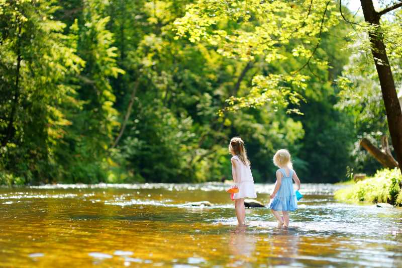 阳光明媚的河流里的两个小女孩