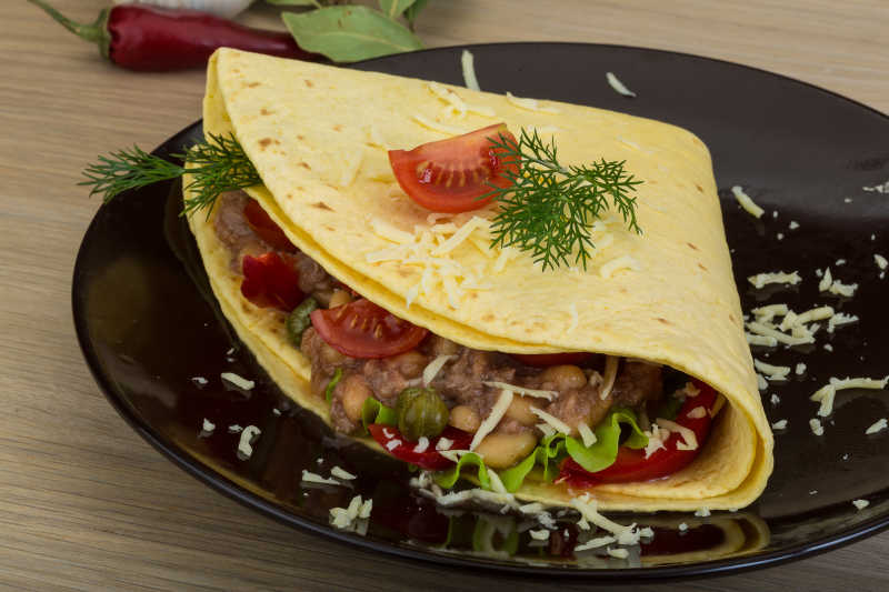 盘里的番茄金枪鱼饼