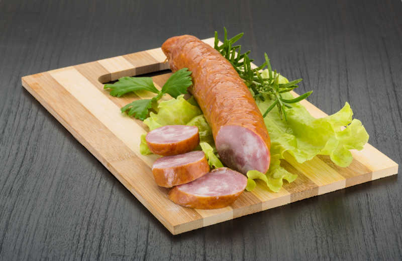 砧板上的切开的香肠