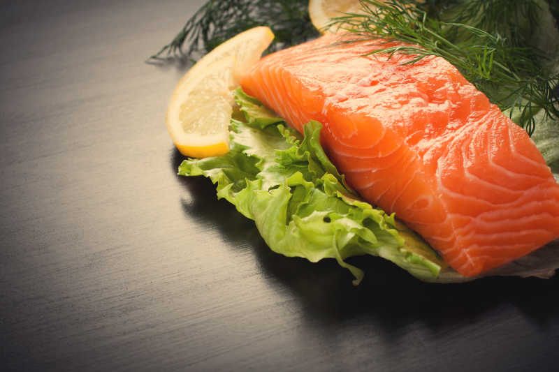 新鲜生菜上的三文鱼片