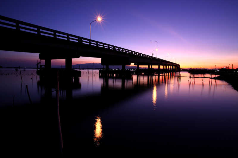 日落晚霞下桥面上的路灯