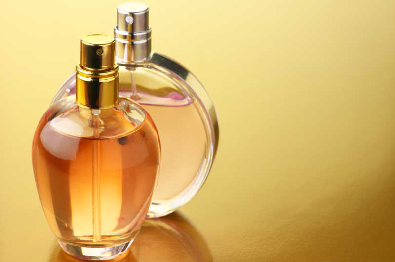 金色背景上的两瓶香水