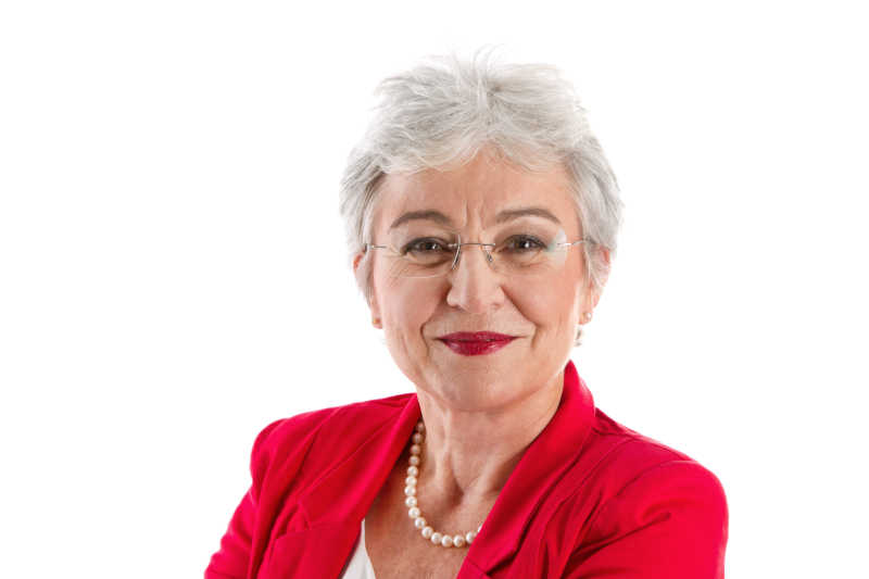 白色背景上的自信的老人