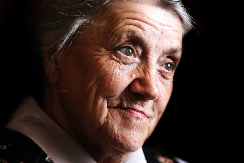 黑色背景下的严肃老人