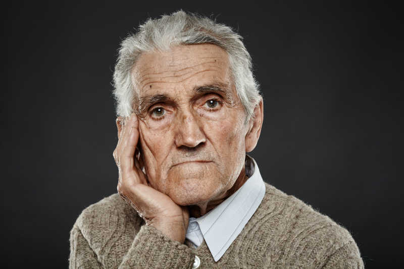 黑色背景上的老爷爷