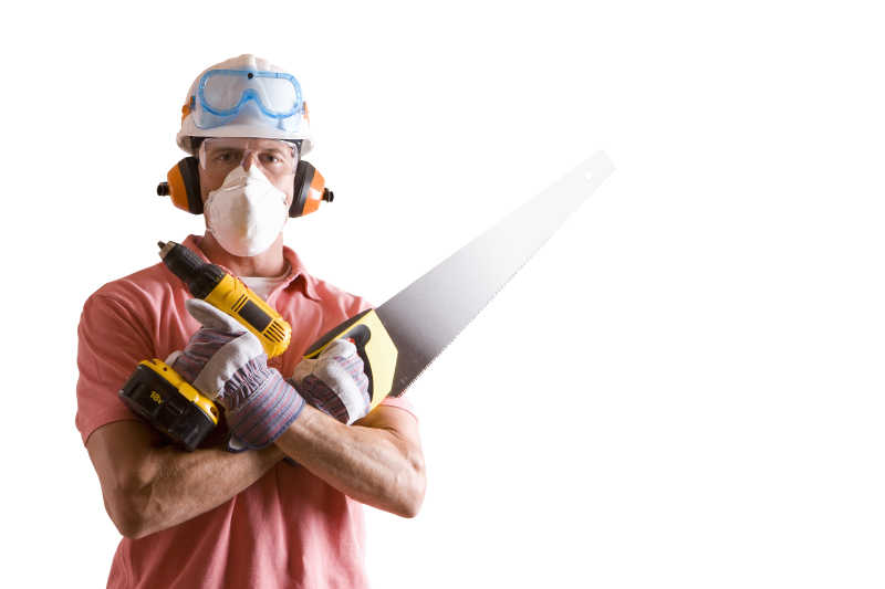 拿着工具的男木匠