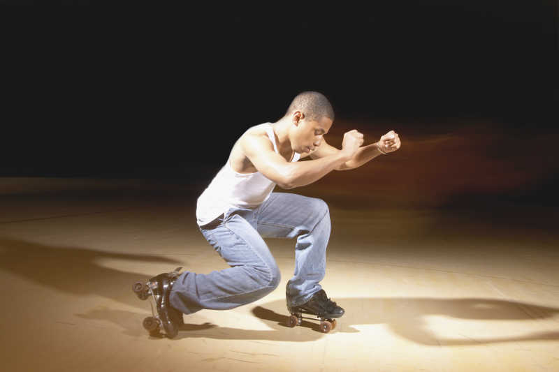 表演旱冰鞋舞蹈的年轻人