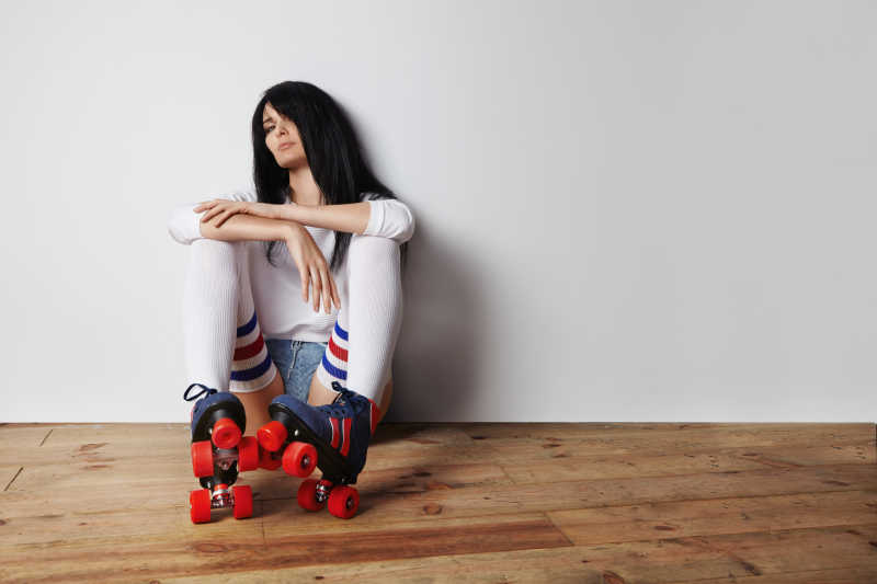 穿着旱冰鞋的美女