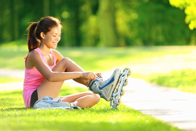 草地上穿溜冰鞋的年轻女孩