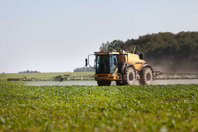 喷洒农药的拖拉机