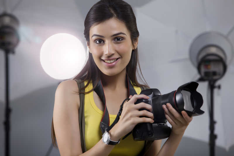 微笑的女摄影师