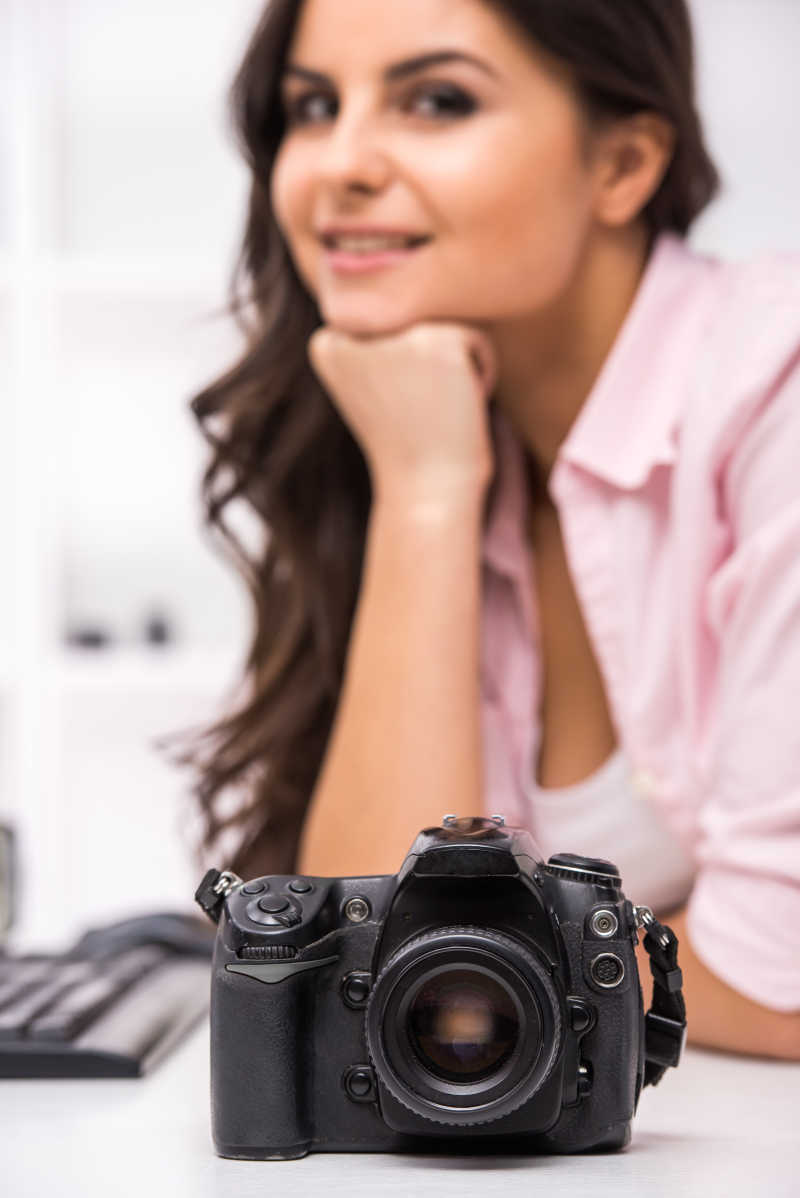 女摄影师与相机