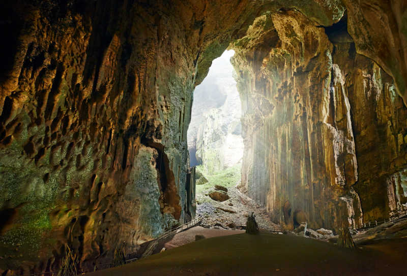 婆罗洲美丽的洞穴