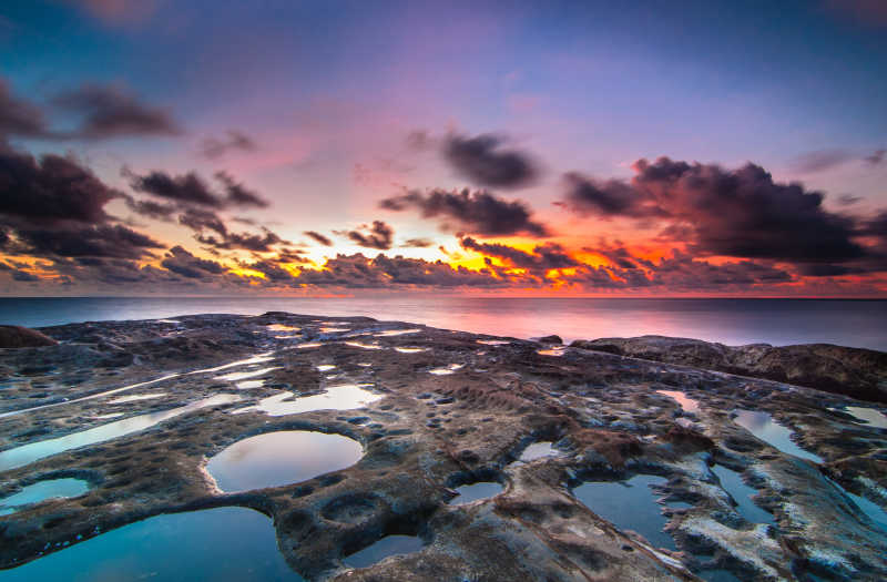 婆罗洲日落天边晚霞下的海滩