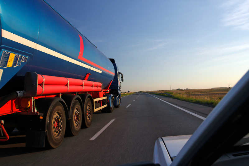 公路上的大型油罐车