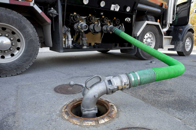 正在加油的油罐车