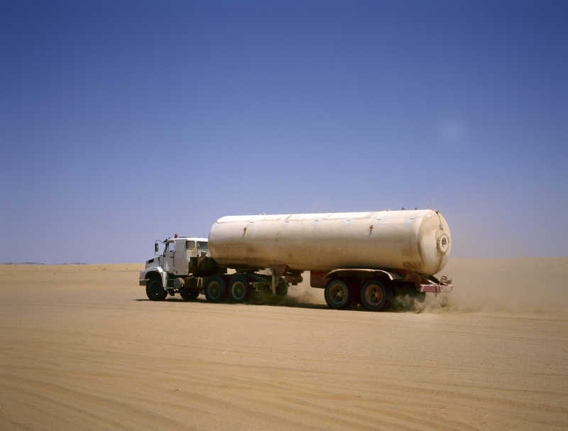 沙漠中行驶的油罐车