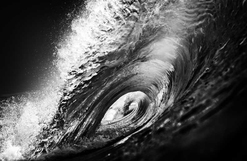 黑色背景下腾起的水浪