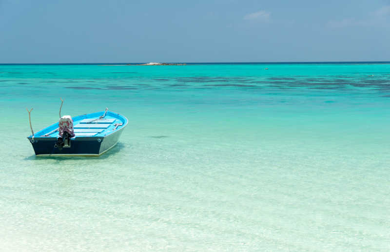 平静的海面上的孤独船只