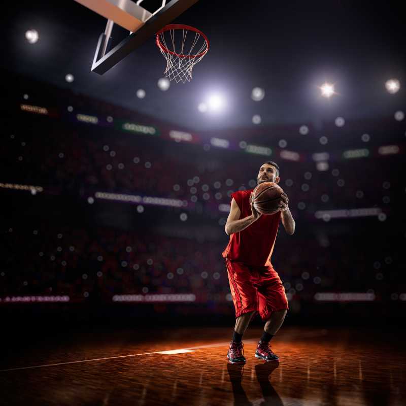 篮球运动员在篮球场打篮球