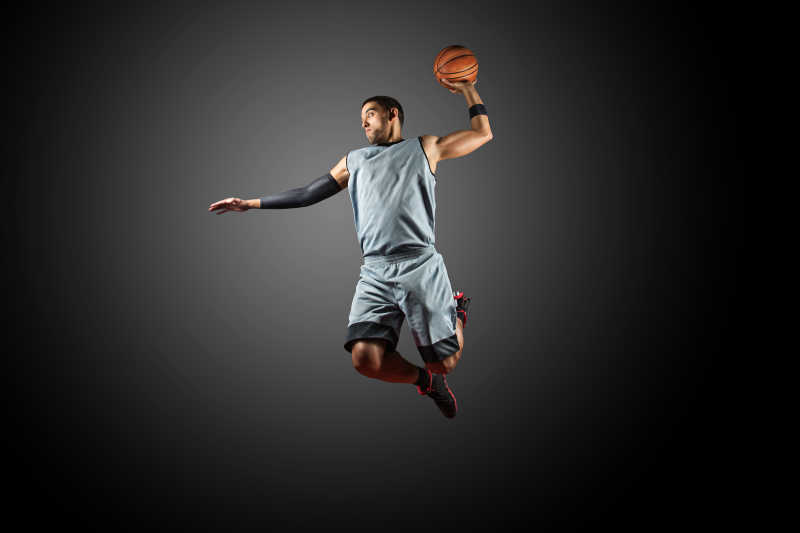 篮球运动员拿着篮球的肖像