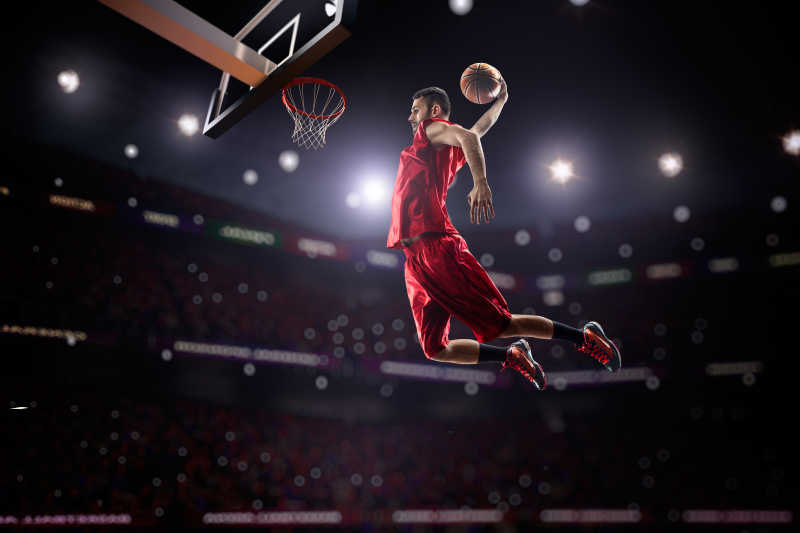 体育运动中的红色篮球运动员