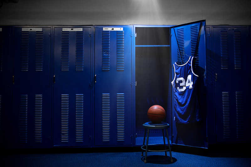 篮球更衣室放着篮球