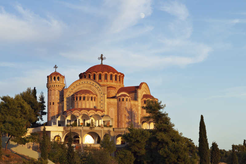 蓝天白云下的圣Pavlo东正教堂