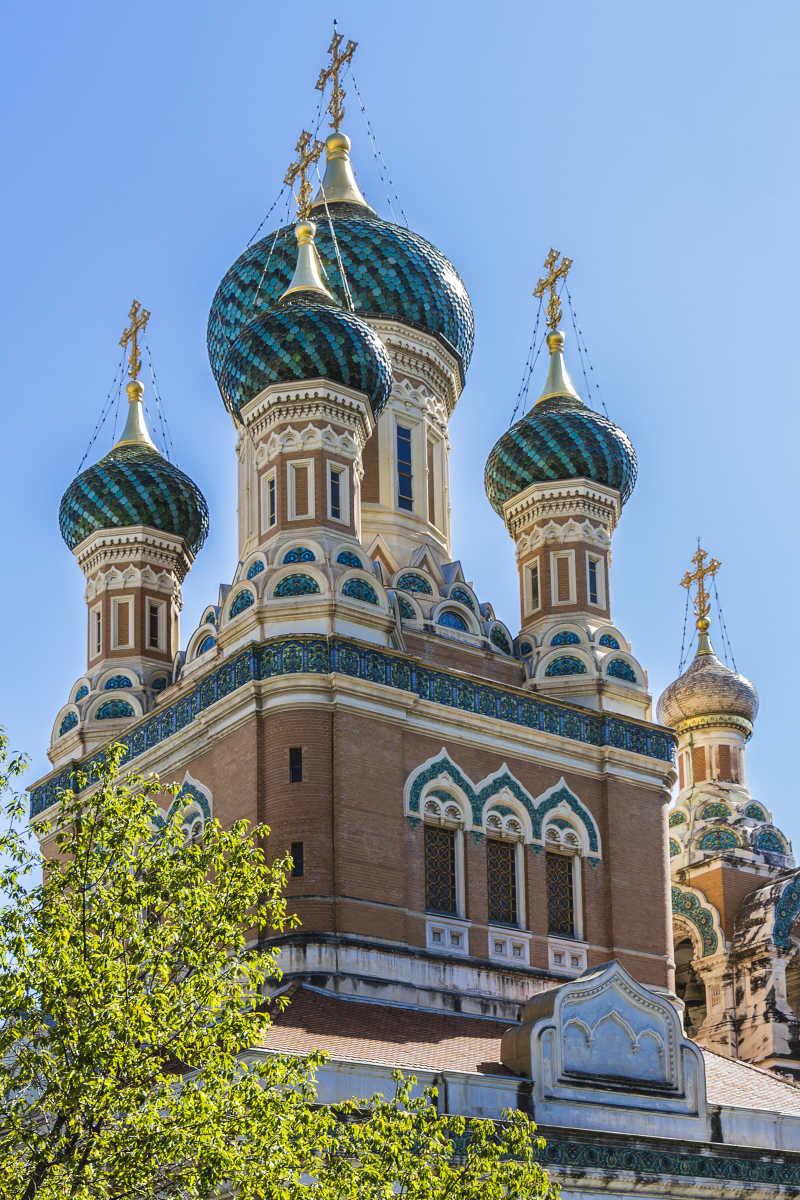 蓝天背景下的俄罗斯东正教圣尼古拉斯德大教堂
