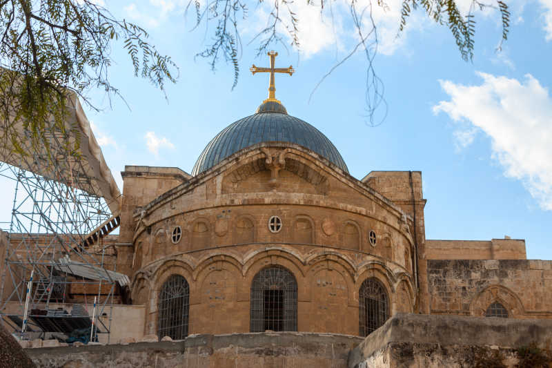 蓝天白云下的耶路撒冷以色列的大教堂