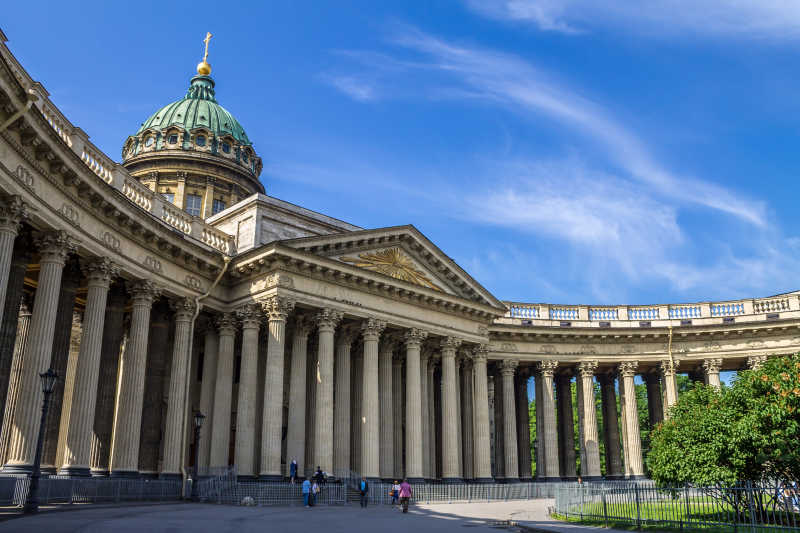 蓝天白云下圣彼得堡市中心教堂附近的环形广场