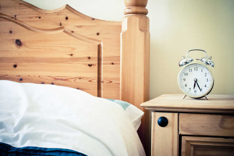 床和复古的闹钟