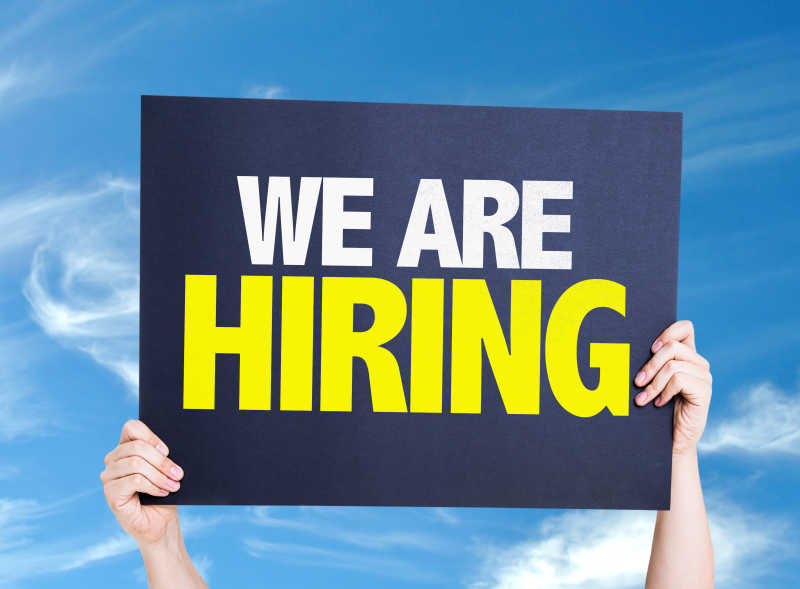 手中拿着字母卡片