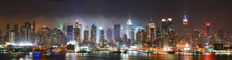 夜晚灯光闪烁的曼哈顿全景
