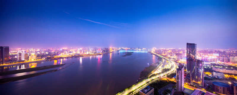 夜晚灯光闪烁的上海