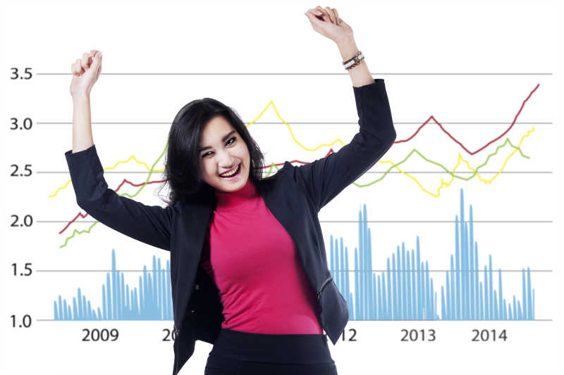 在商业图标前举手微笑的女商人